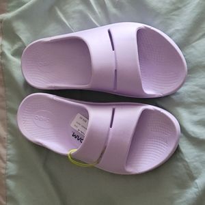 Size 10 Oofos slide